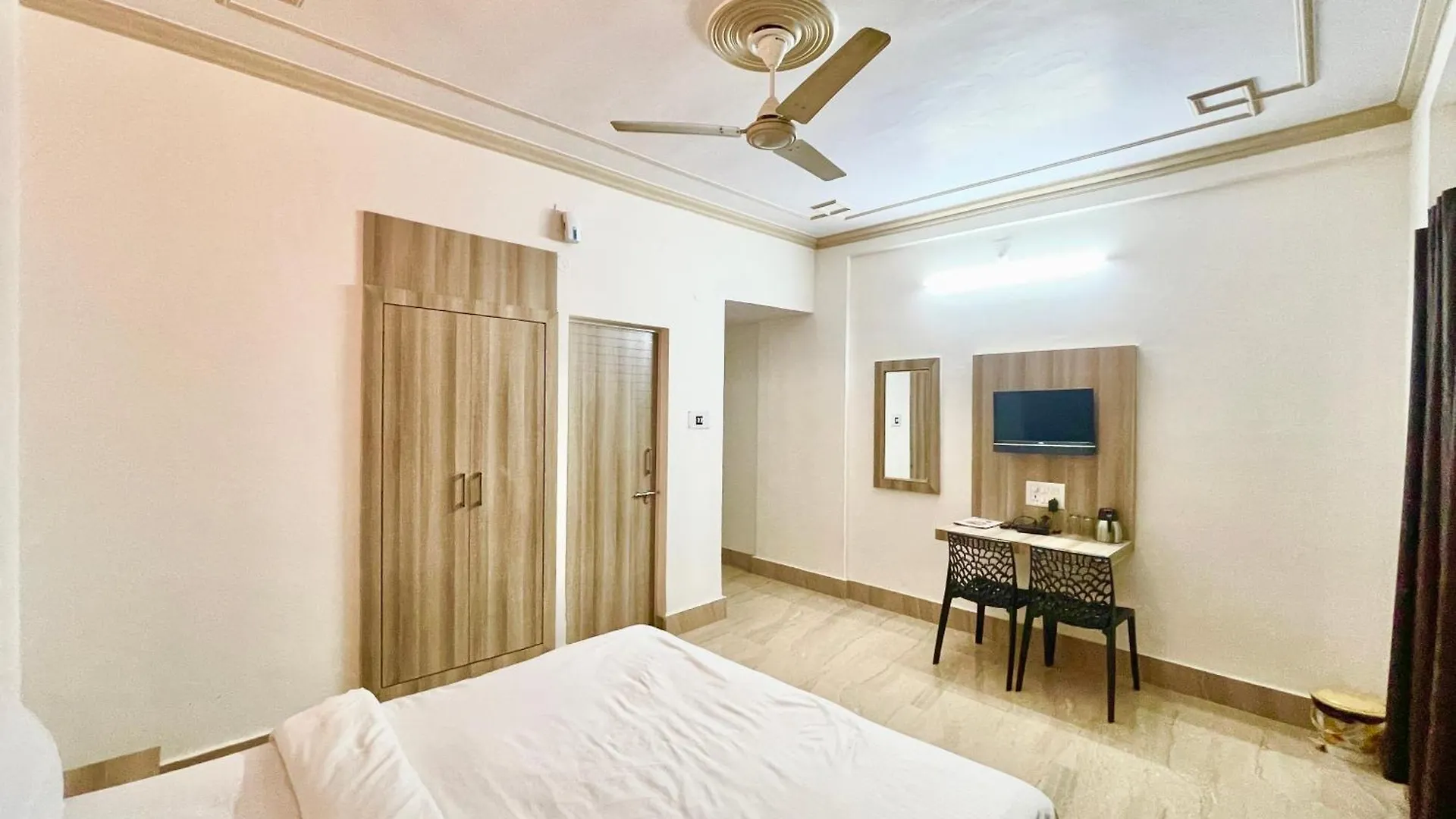 Hotel Varanasi Palace ! Varanasi Foreigner'S Choice ! Fully-Air-Conditioned-Hotel Lift-And-Parking-Availability, Near Kashi Vishwanath Temple, And Ganga Ghat