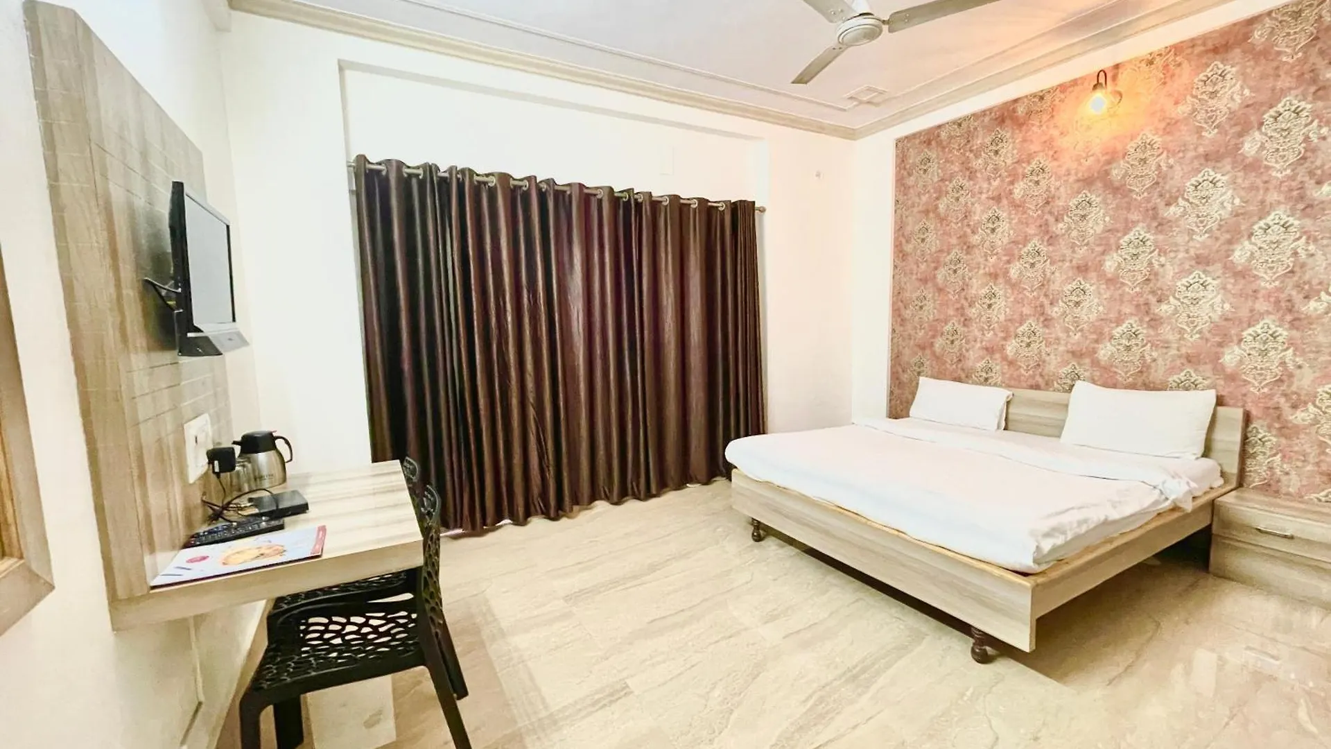 Hotel Varanasi Palace ! Varanasi Foreigner'S Choice ! Fully-Air-Conditioned-Hotel Lift-And-Parking-Availability, Near Kashi Vishwanath Temple, And Ganga Ghat