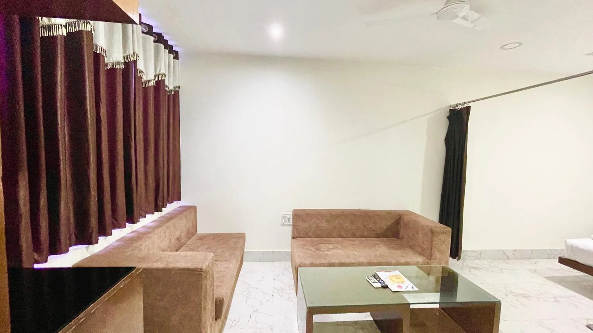 Hotel Varanasi Palace ! Varanasi Foreigner'S Choice ! Fully-Air-Conditioned-Hotel Lift-And-Parking-Availability, Near Kashi Vishwanath Temple, And Ganga Ghat