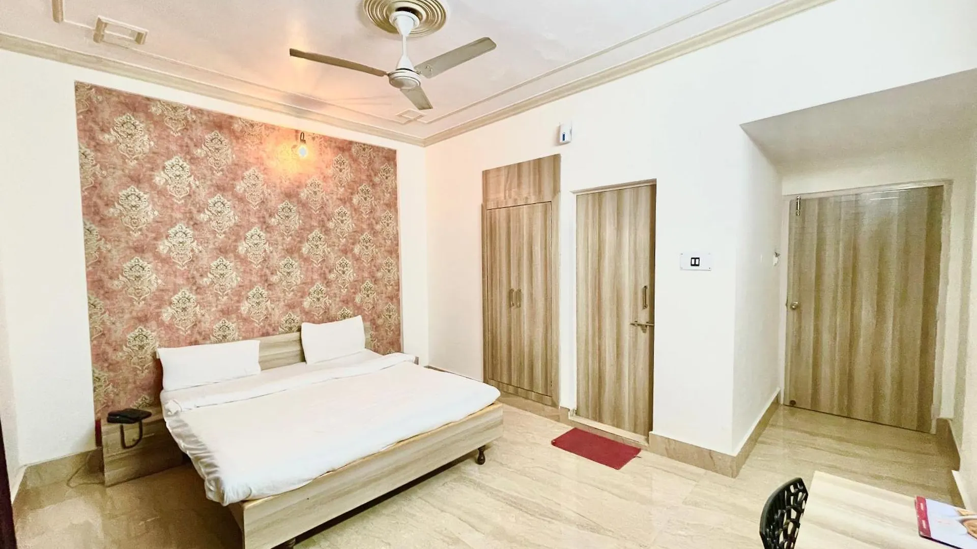 Hotel Varanasi Palace ! Varanasi Foreigner'S Choice ! Fully-Air-Conditioned-Hotel Lift-And-Parking-Availability, Near Kashi Vishwanath Temple, And Ganga Ghat