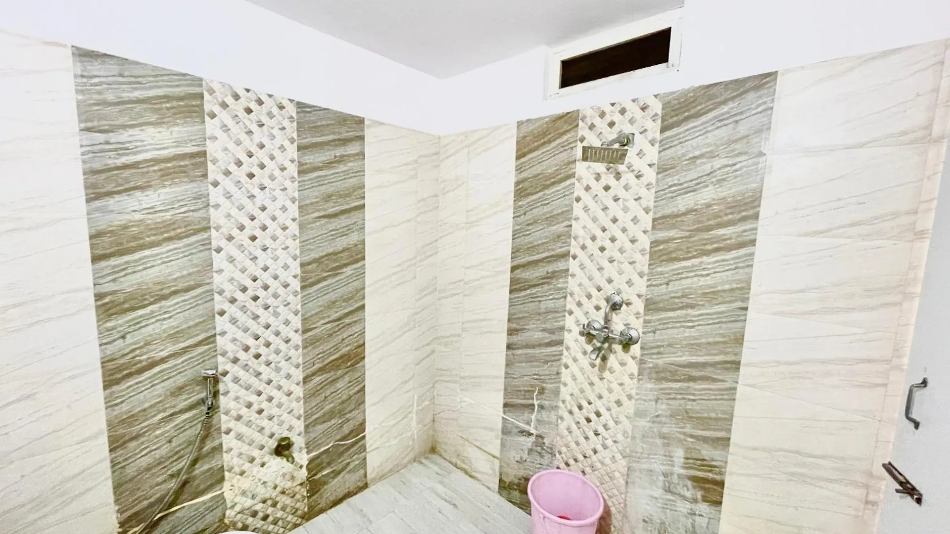Hotel Varanasi Palace ! Varanasi Foreigner'S Choice ! Fully-Air-Conditioned-Hotel Lift-And-Parking-Availability, Near Kashi Vishwanath Temple, And Ganga Ghat