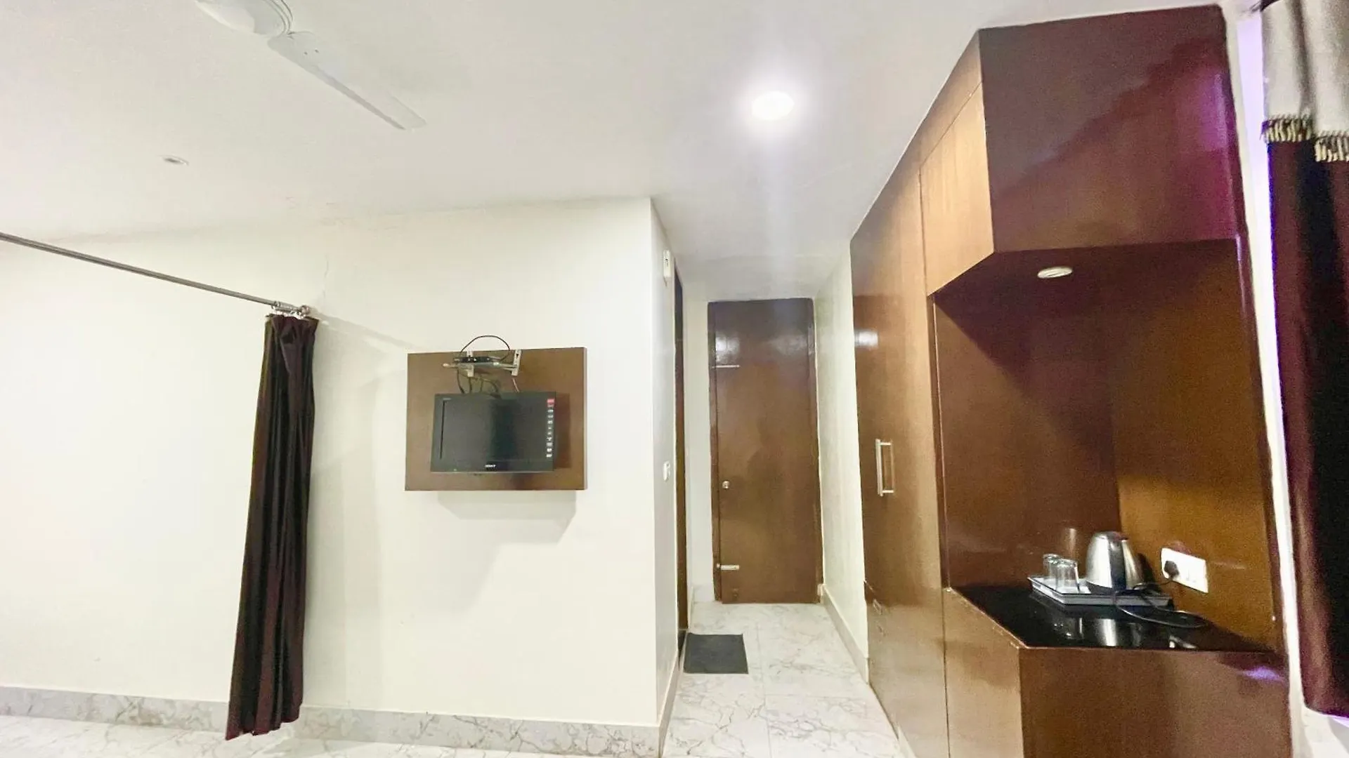 Hotel Varanasi Palace ! Varanasi Foreigner'S Choice ! Fully-Air-Conditioned-Hotel Lift-And-Parking-Availability, Near Kashi Vishwanath Temple, And Ganga Ghat