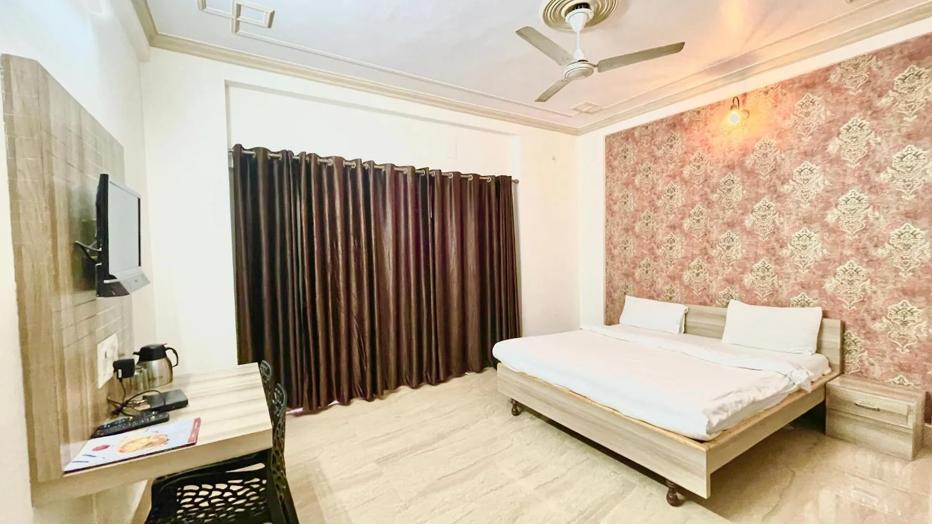 Hotel Varanasi Palace ! Varanasi Foreigner'S Choice ! Fully-Air-Conditioned-Hotel Lift-And-Parking-Availability, Near Kashi Vishwanath Temple, And Ganga Ghat