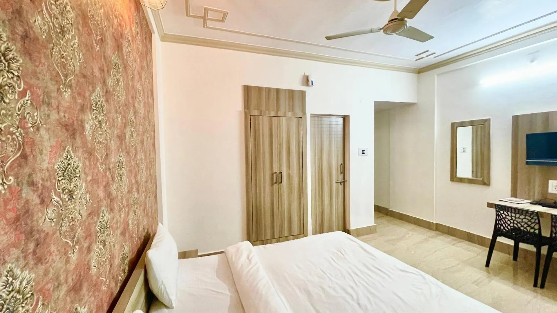 Hotel Varanasi Palace ! Varanasi Foreigner'S Choice ! Fully-Air-Conditioned-Hotel Lift-And-Parking-Availability, Near Kashi Vishwanath Temple, And Ganga Ghat 印度