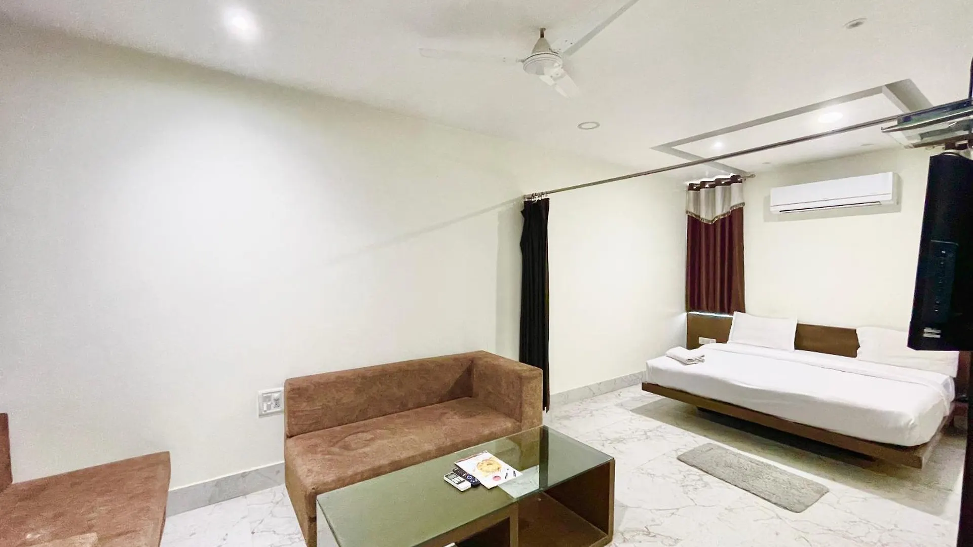 Hotel Varanasi Palace ! Varanasi Foreigner'S Choice ! Fully-Air-Conditioned-Hotel Lift-And-Parking-Availability, Near Kashi Vishwanath Temple, And Ganga Ghat