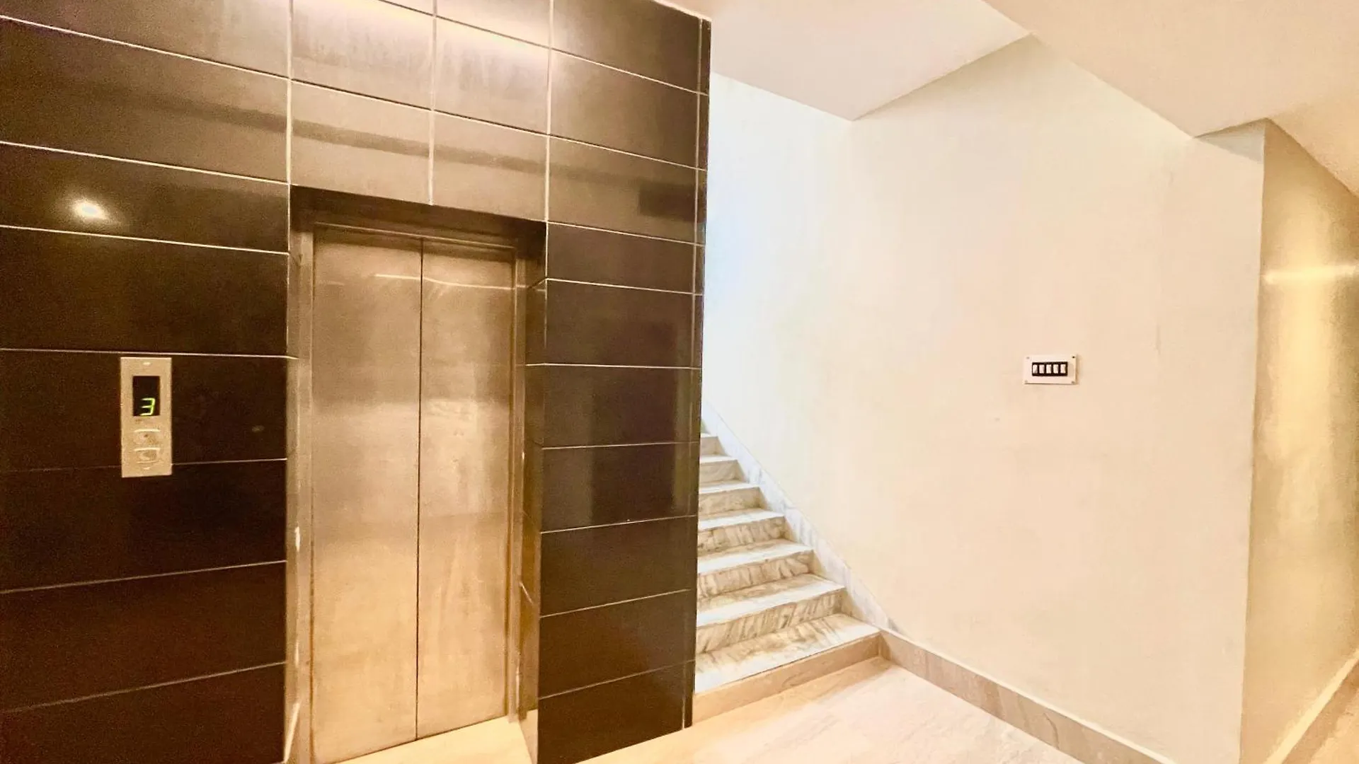 Hotel Varanasi Palace ! Varanasi Foreigner'S Choice ! Fully-Air-Conditioned-Hotel Lift-And-Parking-Availability, Near Kashi Vishwanath Temple, And Ganga Ghat 4*,
