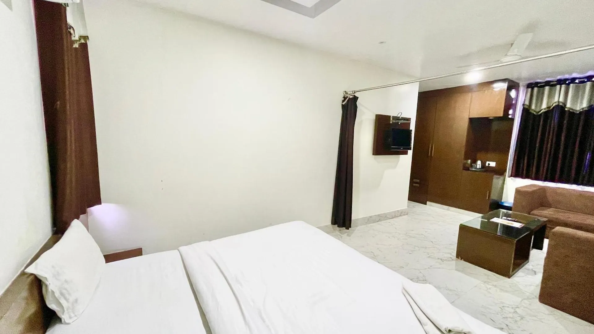 ****  Hotel Varanasi Palace ! Varanasi Foreigner'S Choice ! Fully-Air-Conditioned-Hotel Lift-And-Parking-Availability, Near Kashi Vishwanath Temple, And Ganga Ghat 印度