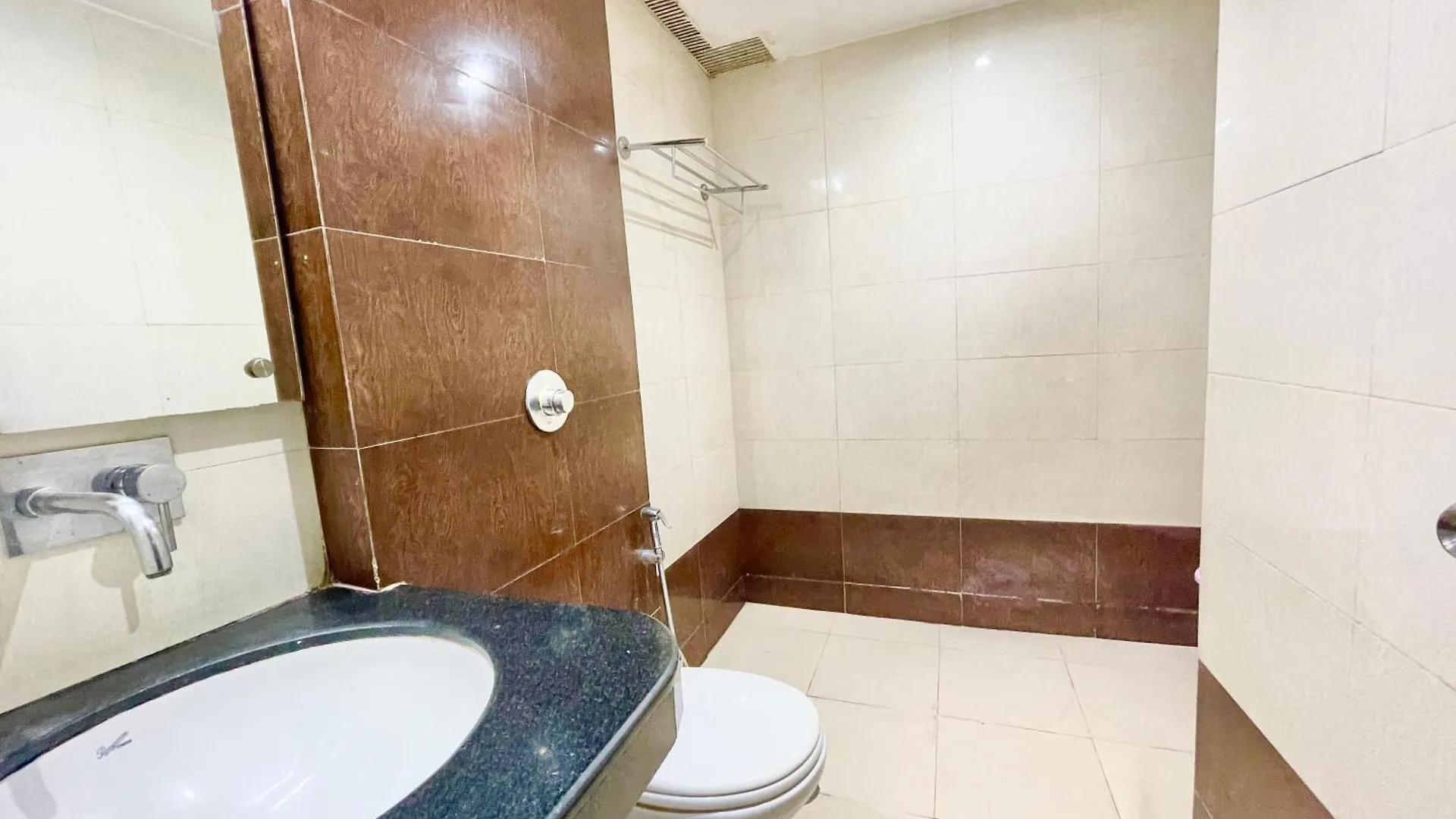 Hotel Varanasi Palace ! Varanasi Foreigner'S Choice ! Fully-Air-Conditioned-Hotel Lift-And-Parking-Availability, Near Kashi Vishwanath Temple, And Ganga Ghat