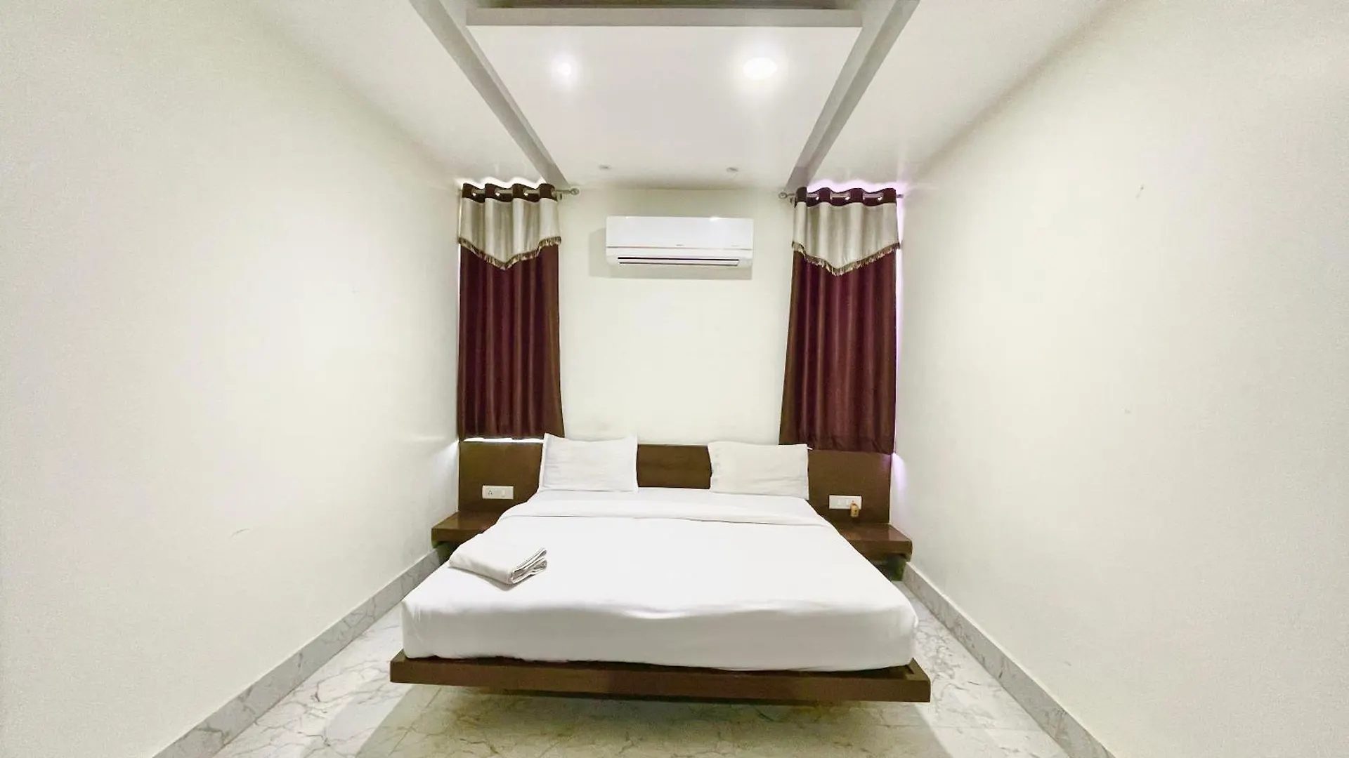 Hotel Varanasi Palace ! Varanasi Foreigner'S Choice ! Fully-Air-Conditioned-Hotel Lift-And-Parking-Availability, Near Kashi Vishwanath Temple, And Ganga Ghat