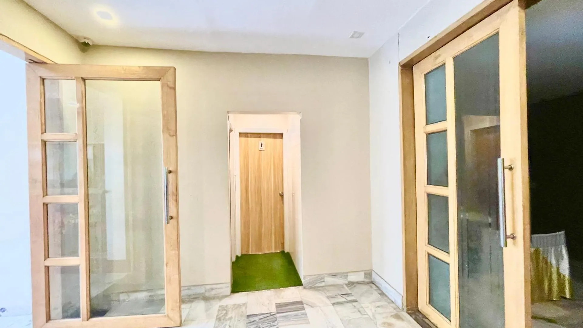 Hotel Varanasi Palace ! Varanasi Foreigner'S Choice ! Fully-Air-Conditioned-Hotel Lift-And-Parking-Availability, Near Kashi Vishwanath Temple, And Ganga Ghat