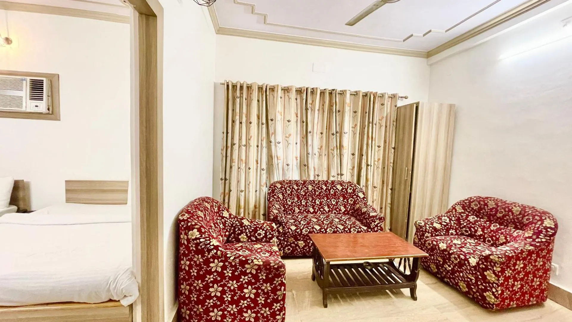 Hotel Varanasi Palace ! Varanasi Foreigner'S Choice ! Fully-Air-Conditioned-Hotel Lift-And-Parking-Availability, Near Kashi Vishwanath Temple, And Ganga Ghat