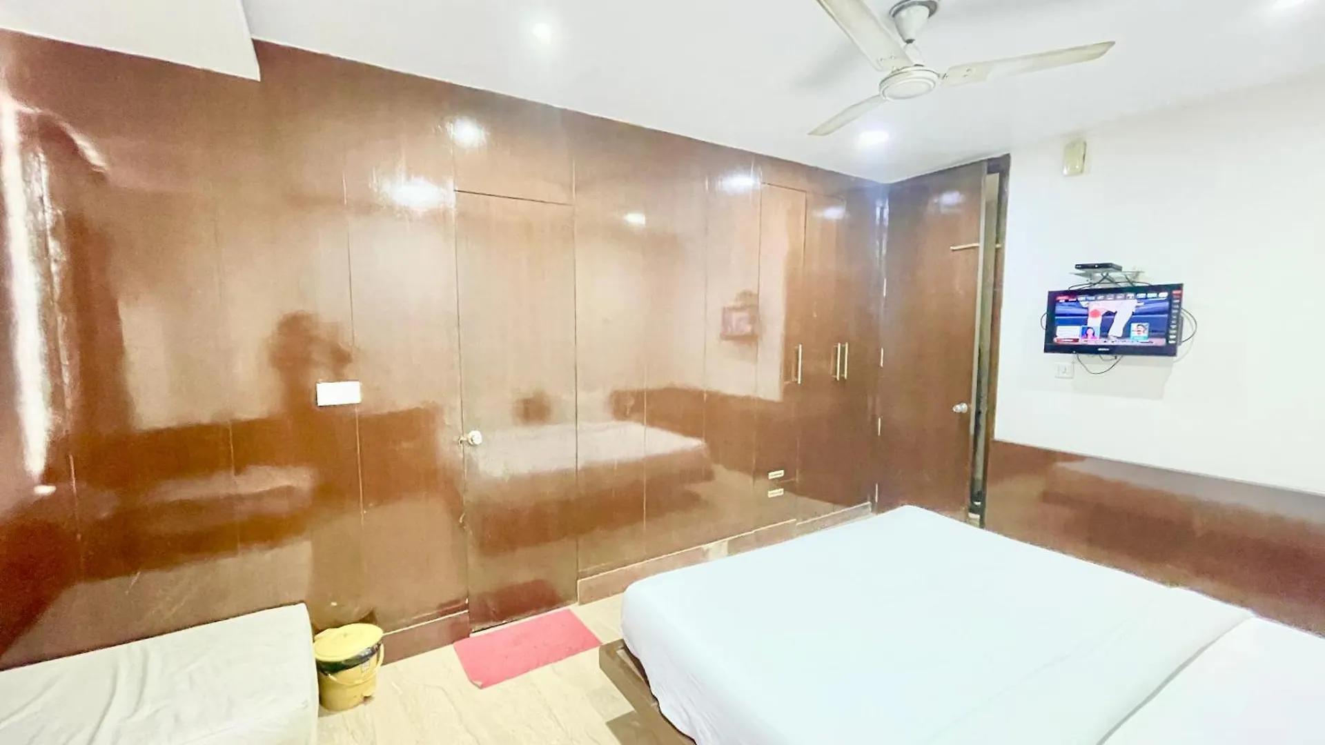 Hotel Varanasi Palace ! Varanasi Foreigner'S Choice ! Fully-Air-Conditioned-Hotel Lift-And-Parking-Availability, Near Kashi Vishwanath Temple, And Ganga Ghat