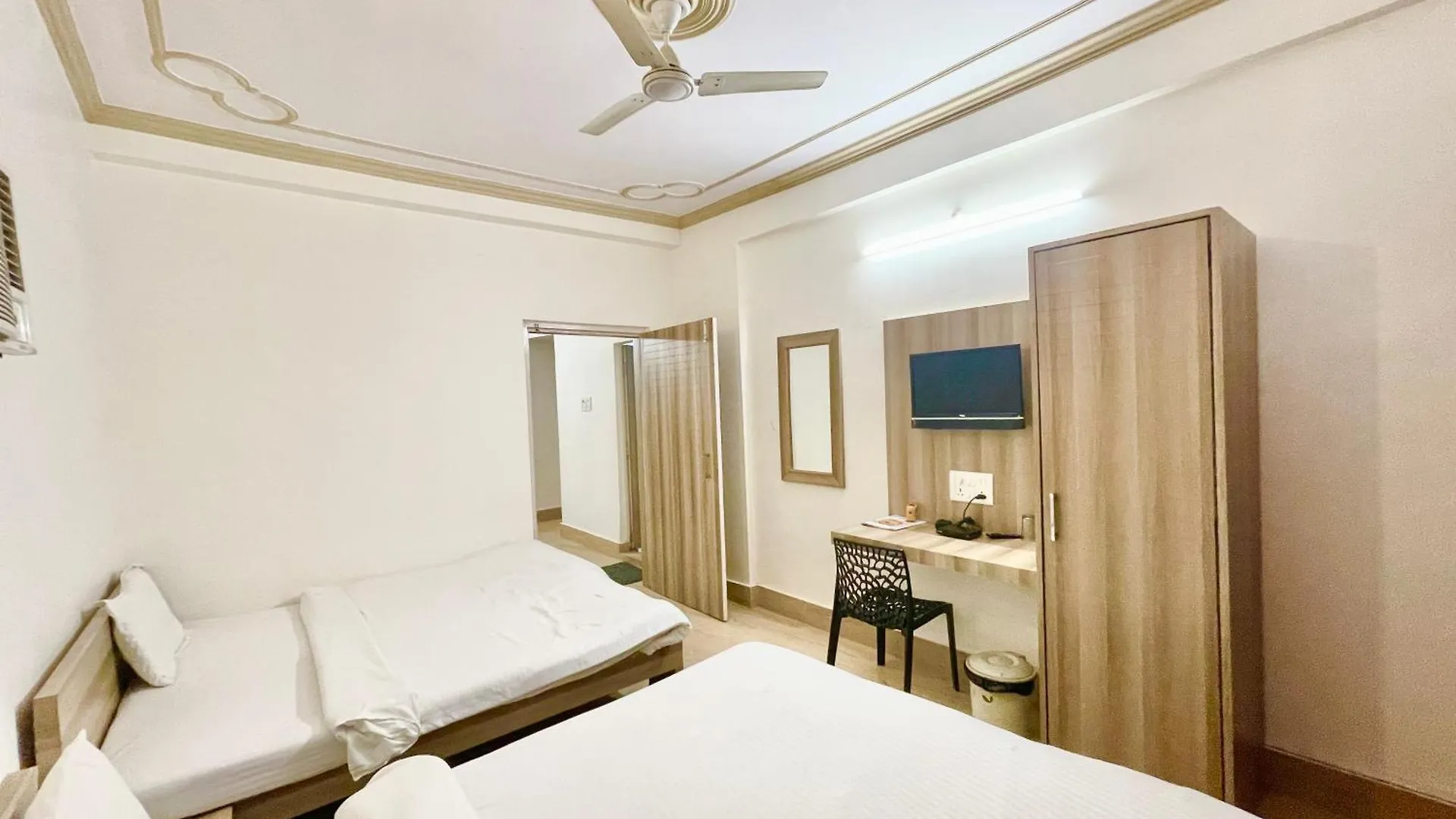 Hotel Varanasi Palace ! Varanasi Foreigner'S Choice ! Fully-Air-Conditioned-Hotel Lift-And-Parking-Availability, Near Kashi Vishwanath Temple, And Ganga Ghat 4*,