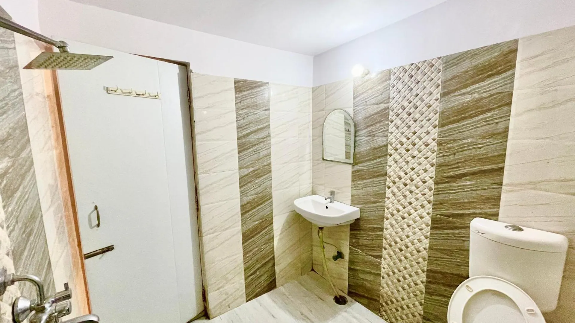 Hotel Varanasi Palace ! Varanasi Foreigner'S Choice ! Fully-Air-Conditioned-Hotel Lift-And-Parking-Availability, Near Kashi Vishwanath Temple, And Ganga Ghat