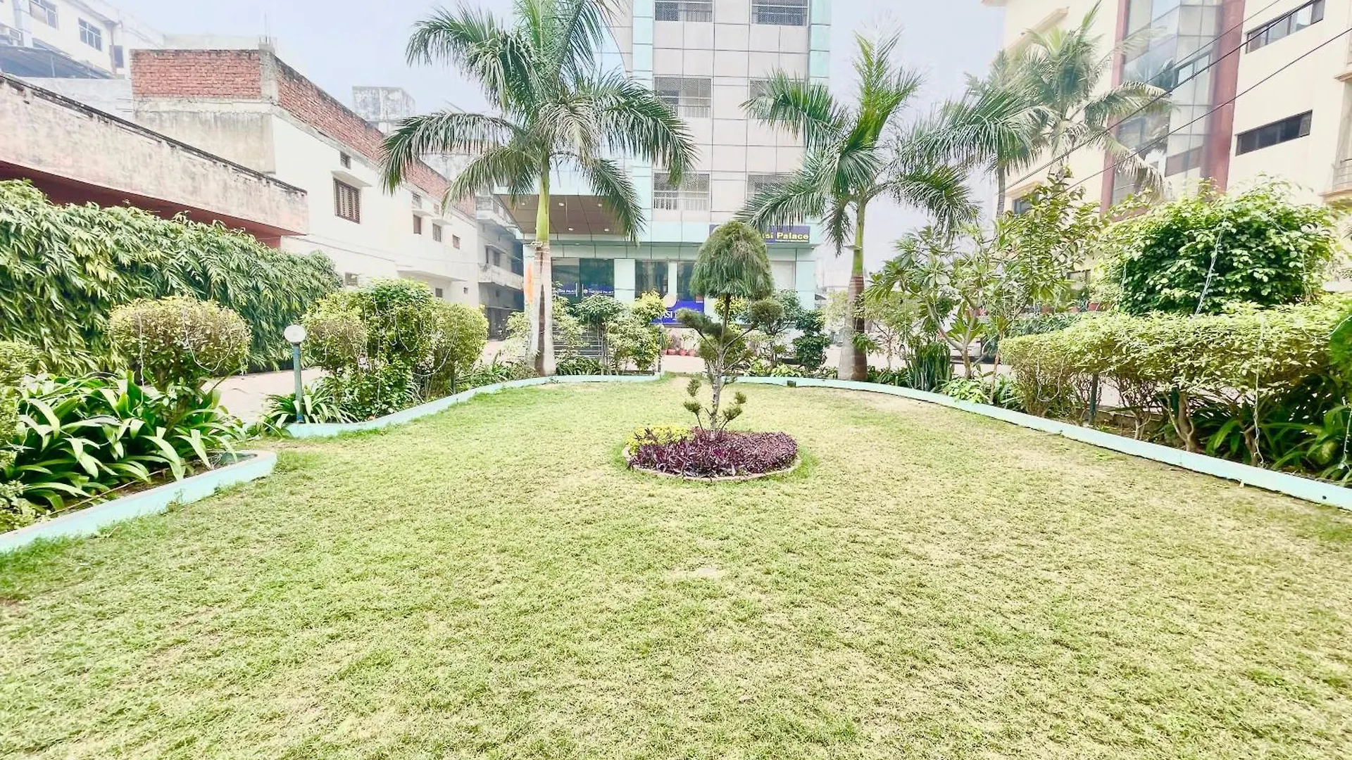Hotel Varanasi Palace ! Varanasi Foreigner'S Choice ! Fully-Air-Conditioned-Hotel Lift-And-Parking-Availability, Near Kashi Vishwanath Temple, And Ganga Ghat