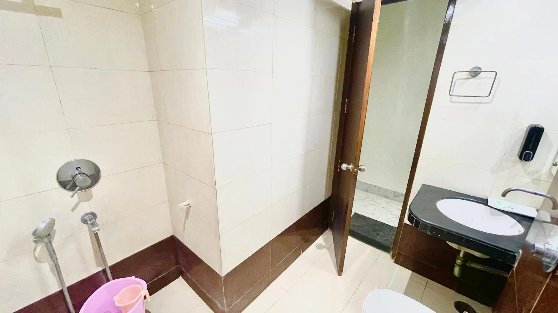 Hotel Varanasi Palace ! Varanasi Foreigner'S Choice ! Fully-Air-Conditioned-Hotel Lift-And-Parking-Availability, Near Kashi Vishwanath Temple, And Ganga Ghat