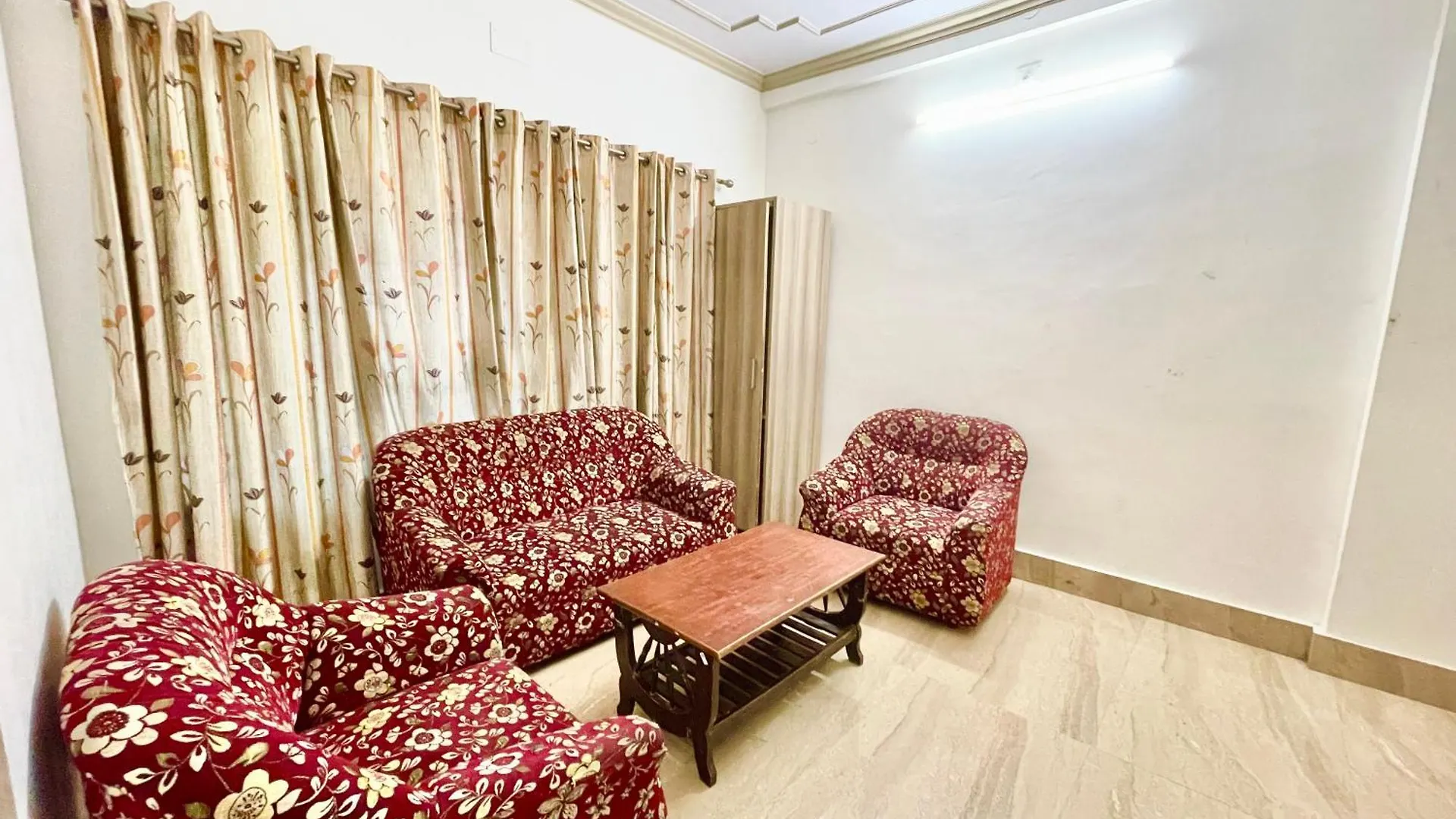 Hotel Varanasi Palace ! Varanasi Foreigner'S Choice ! Fully-Air-Conditioned-Hotel Lift-And-Parking-Availability, Near Kashi Vishwanath Temple, And Ganga Ghat